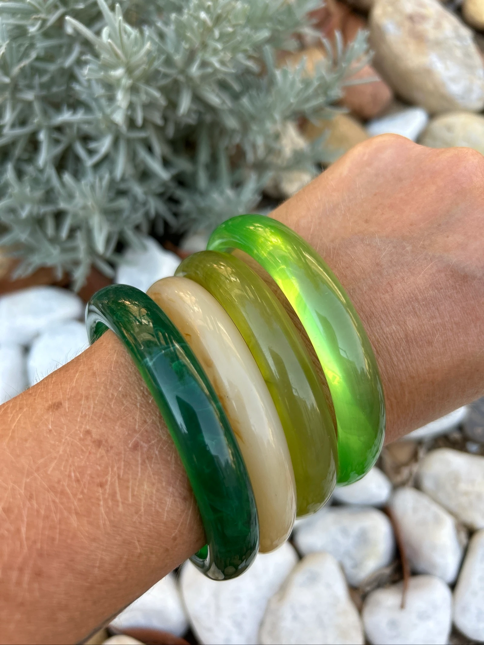 4 bracelets résine jade vert, kaki, beige